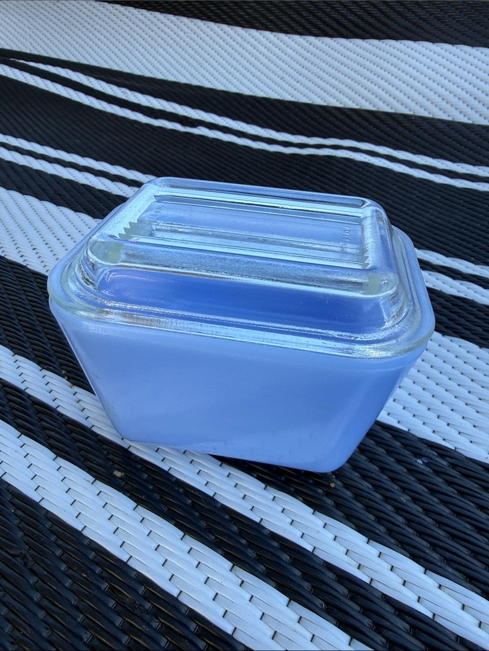 🎀vintage Pyrex Delphite blue refrigerator dish, specifically a "fridgie
